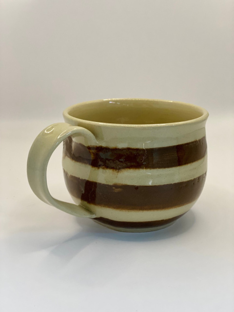 Duży kubek ceramiczny, baryłka w brązowe paski ok 300 ml Duży kubek ceramiczny, baryłka w brązowe paski ok 300 ml