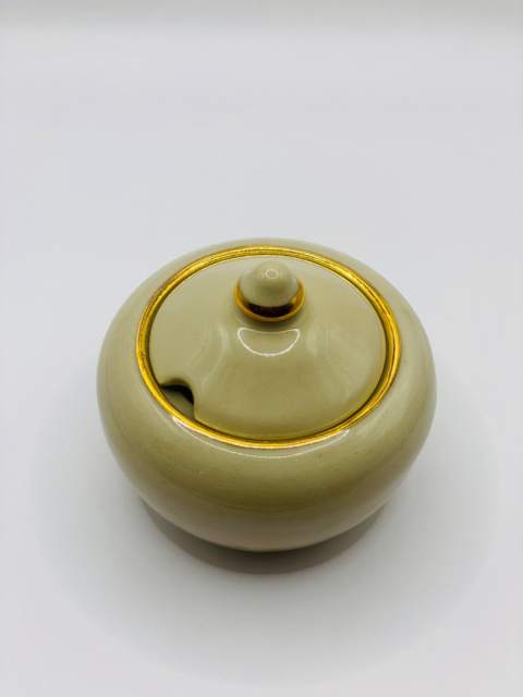 Cukierniczka ceramiczna, kremowa, złocona ok 200 ml. Cukierniczka ceramiczna, kremowa, złocona ok 200 ml.