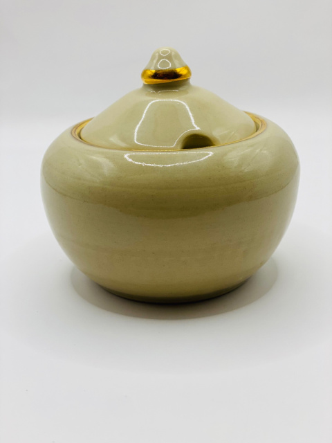 Cukierniczka ceramiczna, kremowa, złocona ok 200 ml. Cukierniczka ceramiczna, kremowa, złocona ok 200 ml.