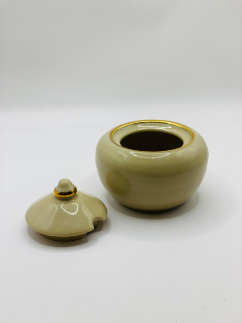 Cukierniczka ceramiczna, kremowa, złocona ok 200 ml. Cukierniczka ceramiczna, kremowa, złocona ok 200 ml.