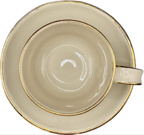 Filiżanka ceramiczna ze spodkiem kremowa, złocona ok 200 ml. Filiżanka ceramiczna ze spodkiem kremowa, złocona ok 200 ml.