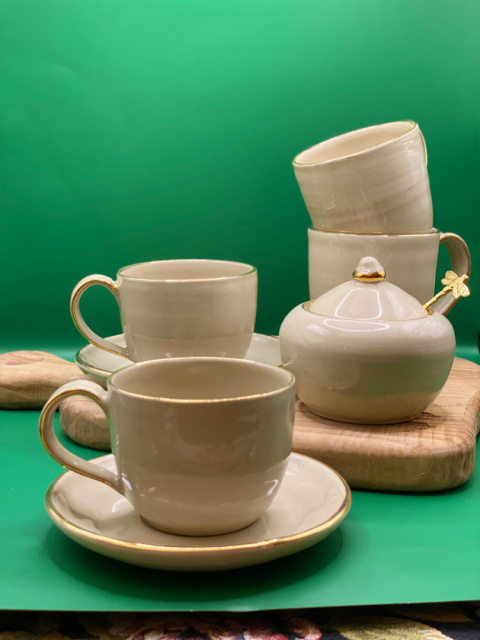 Filiżanka ceramiczna ze spodkiem kremowa, złocona ok 200 ml. Filiżanka ceramiczna ze spodkiem kremowa, złocona ok 200 ml.
