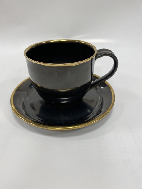 Ceramiczna filiżanka ze spodkiem 250 ml. ze złota obwódką Ceramiczna filiżanka ze spodkiem 250 ml. ze złota obwódką