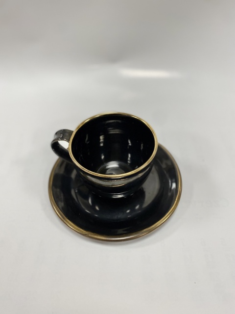 Ceramiczna filiżanka ze spodkiem 250 ml. ze złota obwódką Ceramiczna filiżanka ze spodkiem 250 ml. ze złota obwódką