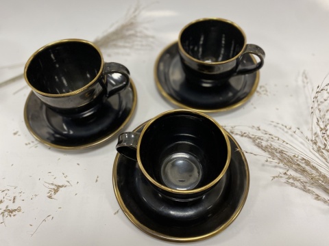 Ceramiczna filiżanka ze spodkiem 250 ml. ze złota obwódką Ceramiczna filiżanka ze spodkiem 250 ml. ze złota obwódką