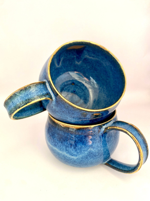Niebieska kubek ceramiczny, baryłka ze złotą lamówką ok 250ml Niebieska kubek ceramiczny, baryłka ze złotą lamówką ok 250ml