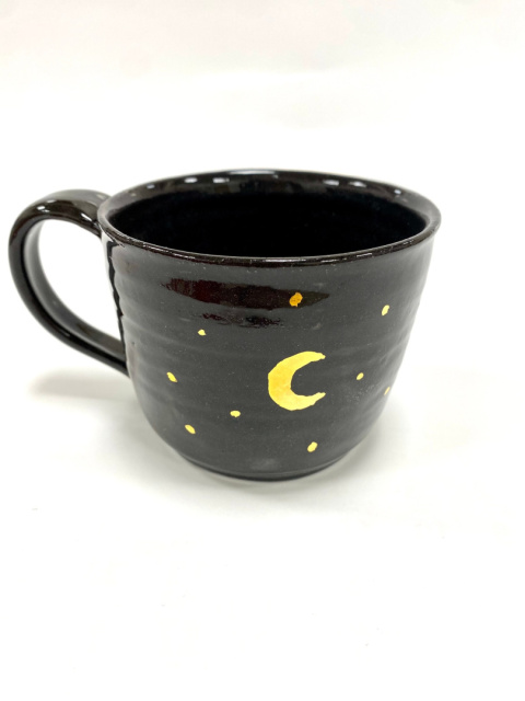 Kubek ceramiczny czarny ze złoceniem ok. 250 ml ręcznierobiony Kubek ceramiczny czarny ze złoceniem ok. 250 ml ręcznierobiony