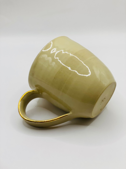 Kubek ceramiczny, kremowy, złocony ok 250 ml. Kubek ceramiczny, kremowy, złocony ok 250 ml.