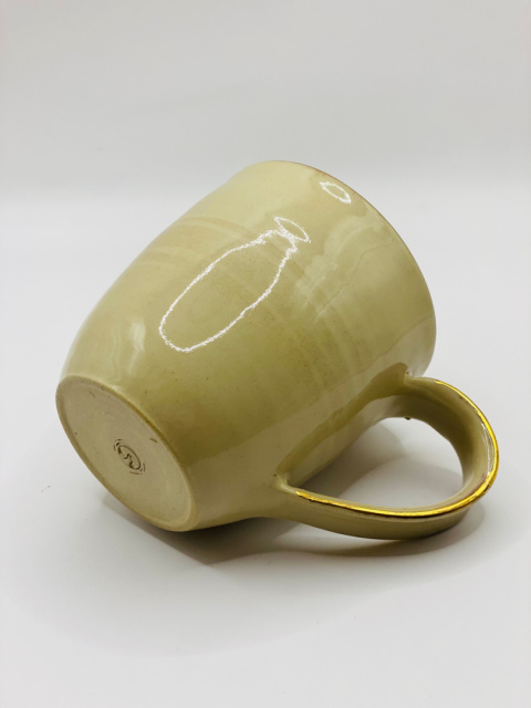 Kubek ceramiczny, kremowy, złocony ok 250 ml. Kubek ceramiczny, kremowy, złocony ok 250 ml.