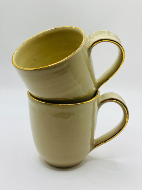 Kubek ceramiczny, kremowy, złocony ok 250 ml. Kubek ceramiczny, kremowy, złocony ok 250 ml.