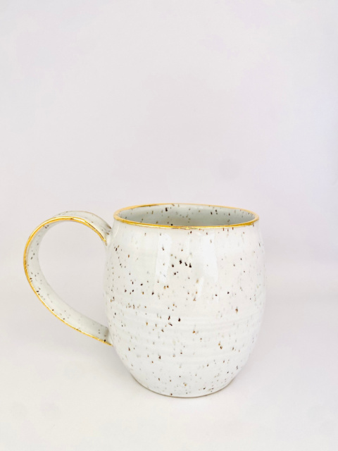 Kubek ceramiczny z nakrapianej gliny ze złotą lamówką ok 500 ml Kubek ceramiczny z nakrapianej gliny ze złotą lamówką ok 500 ml