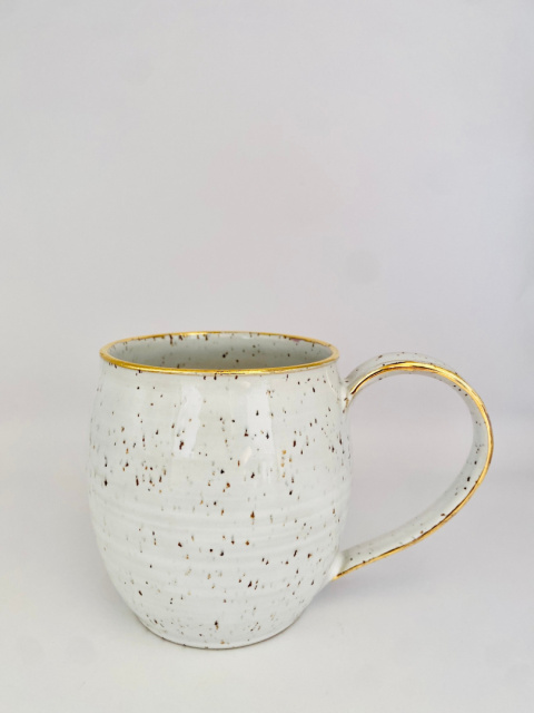 Kubek ceramiczny z nakrapianej gliny ze złotą lamówką ok 500 ml Kubek ceramiczny z nakrapianej gliny ze złotą lamówką ok 500 ml