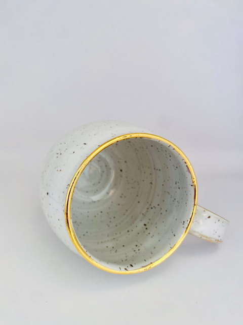 Kubek ceramiczny z nakrapianej gliny ze złotą lamówką ok 500 ml Kubek ceramiczny z nakrapianej gliny ze złotą lamówką ok 500 ml