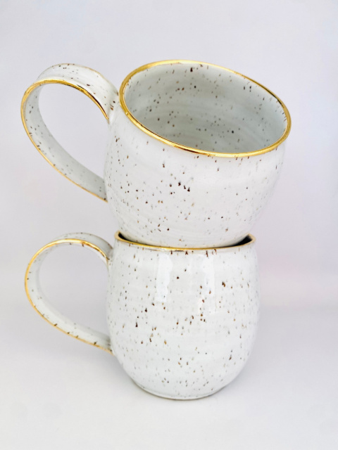 Kubek ceramiczny z nakrapianej gliny ze złotą lamówką ok 500 ml Kubek ceramiczny z nakrapianej gliny ze złotą lamówką ok 500 ml