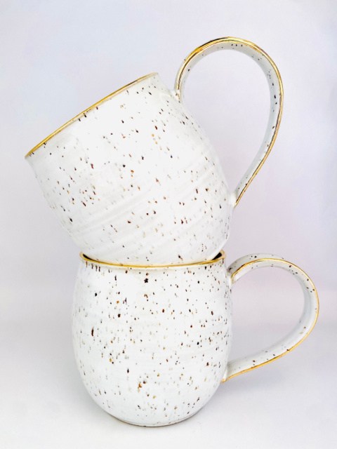 Kubek ceramiczny z nakrapianej gliny ze złotą lamówką ok 500 ml Kubek ceramiczny z nakrapianej gliny ze złotą lamówką ok 500 ml