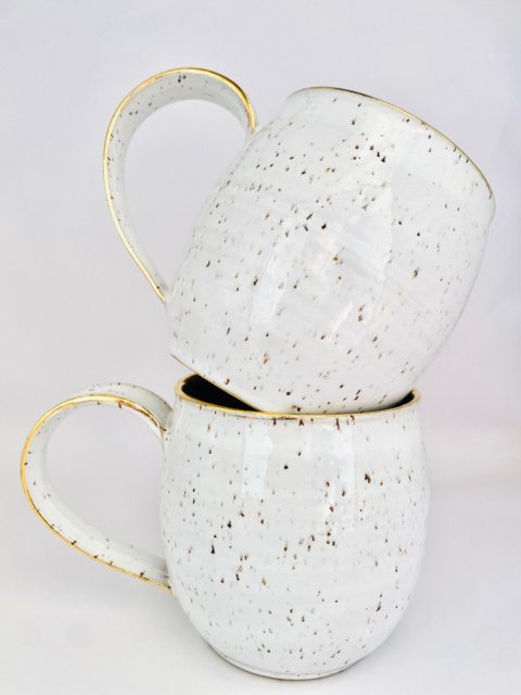 Kubek ceramiczny z nakrapianej gliny ze złotą lamówką ok 500 ml Kubek ceramiczny z nakrapianej gliny ze złotą lamówką ok 500 ml