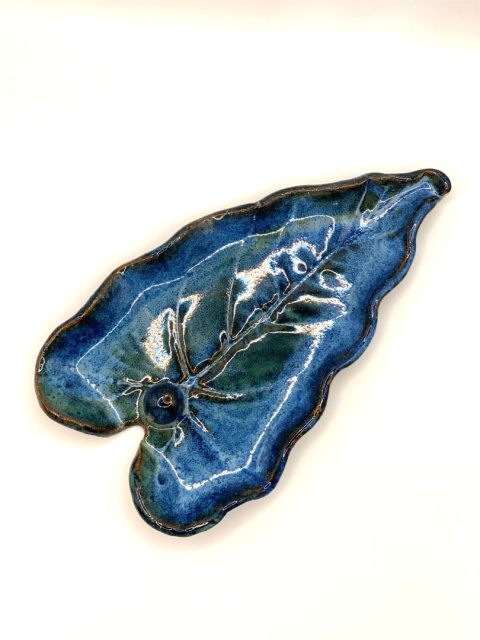 Podłużny liść, podstawka ceramiczna. Podłużny liść, podstawka ceramiczna.