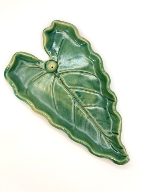 Podłużny liść, podstawka ceramiczna. Podłużny liść, podstawka ceramiczna.
