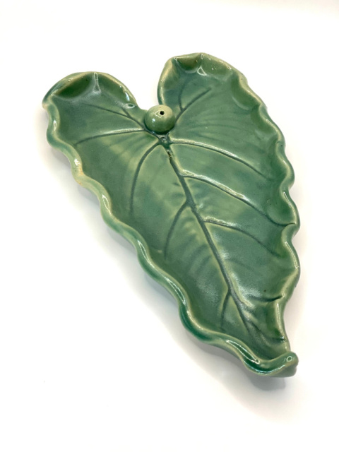 Podłużny liść, podstawka ceramiczna. Podłużny liść, podstawka ceramiczna.