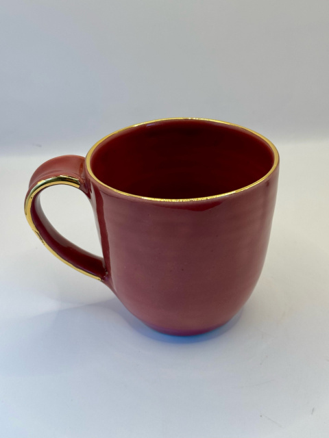 Różowy kubek ceramiczny, złocony na krawędziach ok 350 ml. Różowy kubek ceramiczny, złocony na krawędziach ok 350 ml.