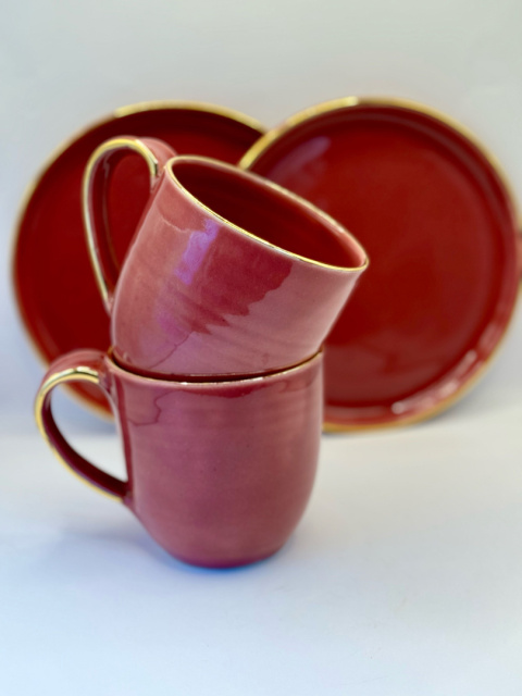 Różowy kubek ceramiczny, złocony na krawędziach ok 350 ml. Różowy kubek ceramiczny, złocony na krawędziach ok 350 ml.