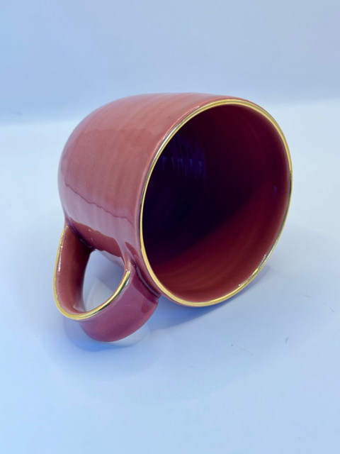 Różowy kubek ceramiczny, złocony na krawędziach ok 350 ml. Różowy kubek ceramiczny, złocony na krawędziach ok 350 ml.