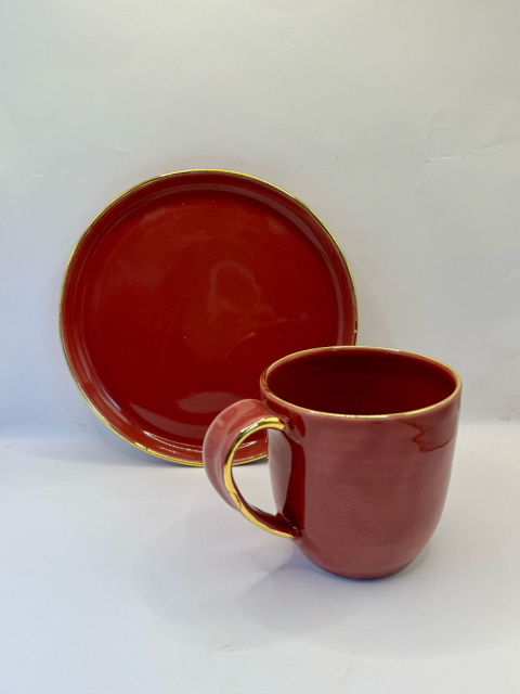 Różowy kubek ceramiczny, złocony na krawędziach ok 350 ml. Różowy kubek ceramiczny, złocony na krawędziach ok 350 ml.