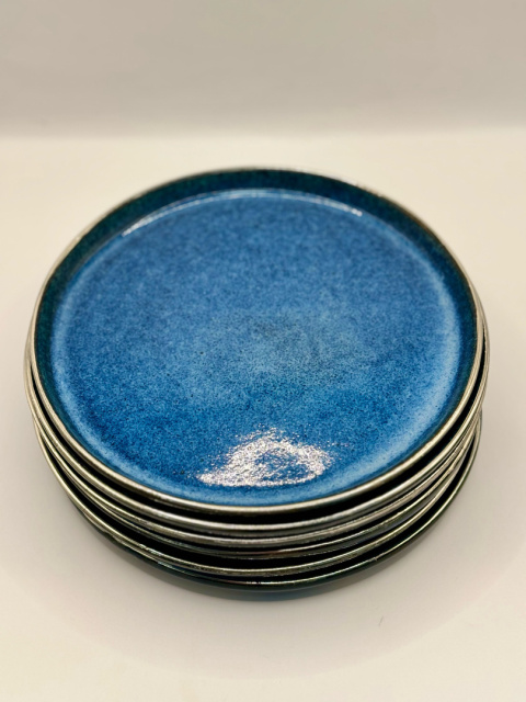 Talerz ceramiczny, deserowy niebieski ze srebrną lamówką ok 18 cm Talerz ceramiczny, deserowy niebieski ze srebrną lamówką ok 18 cm