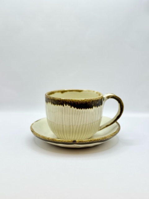 Ceramiczna, kremowa filiżanka ze spodkiem, żłobiona ok 250ml Ceramiczna, kremowa filiżanka ze spodkiem, żłobiona ok 250ml
