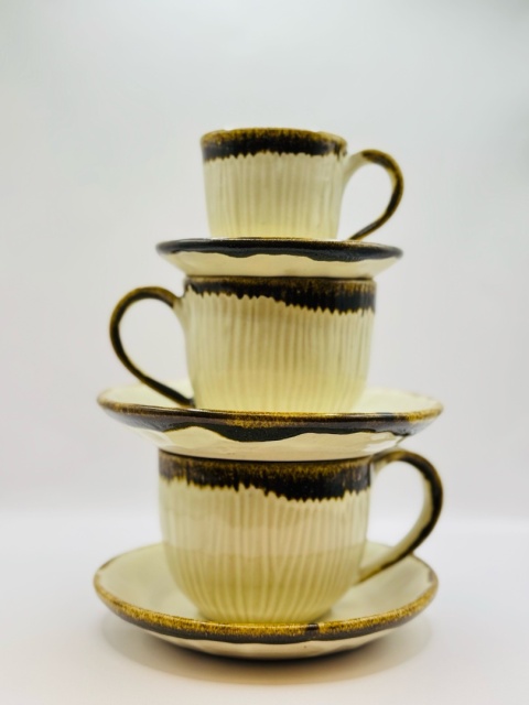 Ceramiczna, kremowa filiżanka ze spodkiem, żłobiona ok 250ml Ceramiczna, kremowa filiżanka ze spodkiem, żłobiona ok 250ml