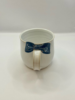 Elegancki, duży, biały kubek ceramiczny z czarną kokardką ok 400 ml.