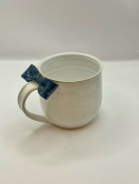 Elegancki, duży, biały kubek ceramiczny z czarną kokardką ok 400 ml.