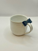 Elegancki, duży, biały kubek ceramiczny z czarną kokardką ok 400 ml.
