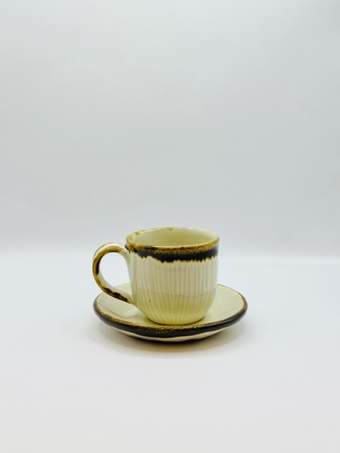 Espresso. Filiżanka ze spodkiem kremowa żłobiona ok 100 ml Espresso. Filiżanka ze spodkiem kremowa żłobiona ok 100 ml