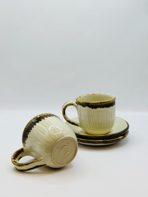 Espresso. Filiżanka ze spodkiem kremowa żłobiona ok 100 ml Espresso. Filiżanka ze spodkiem kremowa żłobiona ok 100 ml