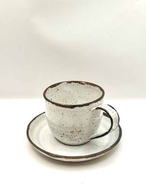 Filiżanka ceramiczna ze spodkiem z brązową lamówką ok 200 ml. Filiżanka ceramiczna ze spodkiem z brązową lamówką ok 200 ml.