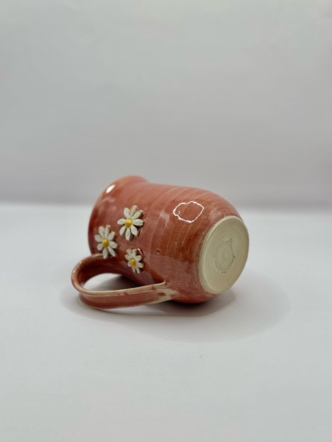 Kubek ceramiczny 250 ml różowy ze stokrotkami Kubek ceramiczny 250 ml różowy ze stokrotkami