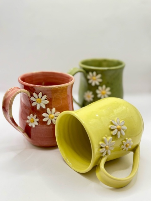 Kubek ceramiczny 250 ml różowy ze stokrotkami Kubek ceramiczny 250 ml różowy ze stokrotkami