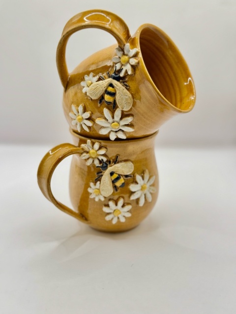 Kubek ceramiczny 250 ml z pszczołą i stokrotkami Kubek ceramiczny 250 ml z pszczołą i stokrotkami