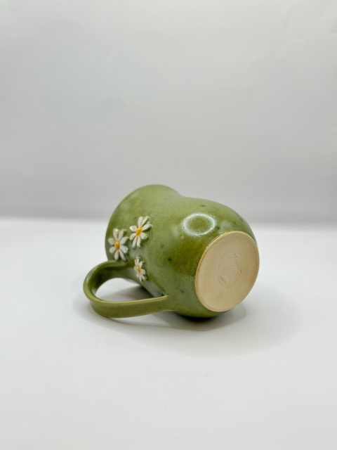 Kubek ceramiczny 250 ml zielony ze stokrotkami Kubek ceramiczny 250 ml zielony ze stokrotkami