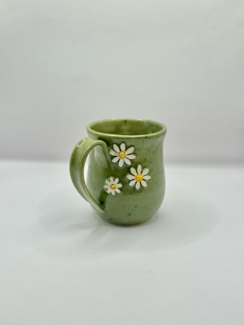 Kubek ceramiczny 250 ml zielony ze stokrotkami Kubek ceramiczny 250 ml zielony ze stokrotkami