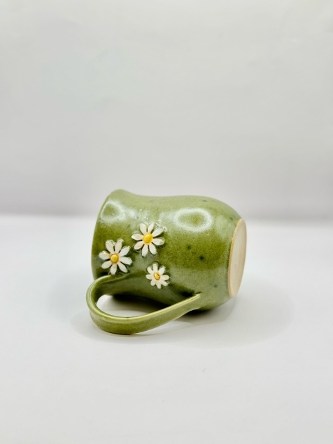 Kubek ceramiczny 250 ml zielony ze stokrotkami Kubek ceramiczny 250 ml zielony ze stokrotkami