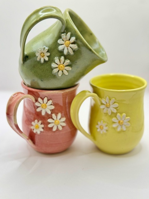 Kubek ceramiczny 250 ml zielony ze stokrotkami Kubek ceramiczny 250 ml zielony ze stokrotkami