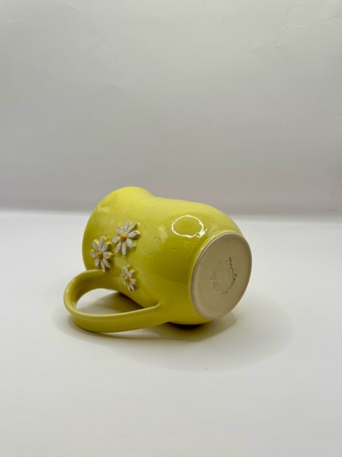 Kubek ceramiczny 250 ml żółty ze stokrotkami Kubek ceramiczny 250 ml żółty ze stokrotkami