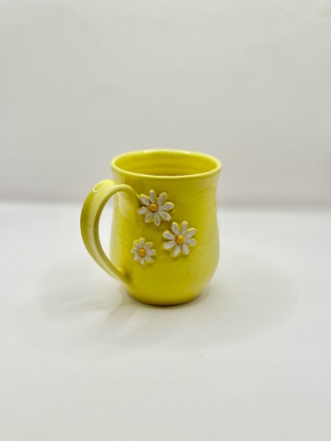 Kubek ceramiczny 250 ml żółty ze stokrotkami Kubek ceramiczny 250 ml żółty ze stokrotkami