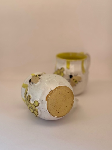 Kubek ceramiczny 250 ml z pszczołą i plastrem miodu Kubek ceramiczny 250 ml z pszczołą i plastrem miodu