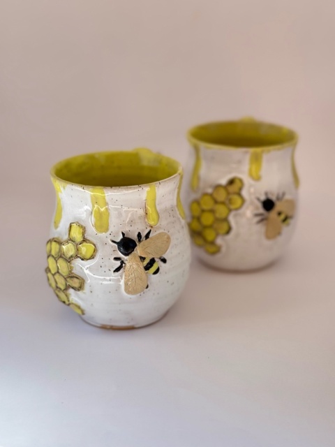 Kubek ceramiczny 250 ml z pszczołą i plastrem miodu Kubek ceramiczny 250 ml z pszczołą i plastrem miodu