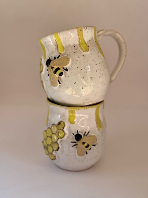 Kubek ceramiczny 250 ml z pszczołą i plastrem miodu Kubek ceramiczny 250 ml z pszczołą i plastrem miodu
