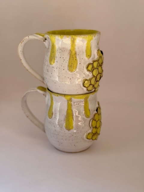 Kubek ceramiczny 250 ml z pszczołą i plastrem miodu Kubek ceramiczny 250 ml z pszczołą i plastrem miodu