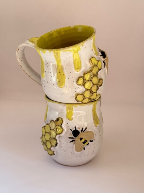 Kubek ceramiczny 250 ml z pszczołą i plastrem miodu Kubek ceramiczny 250 ml z pszczołą i plastrem miodu